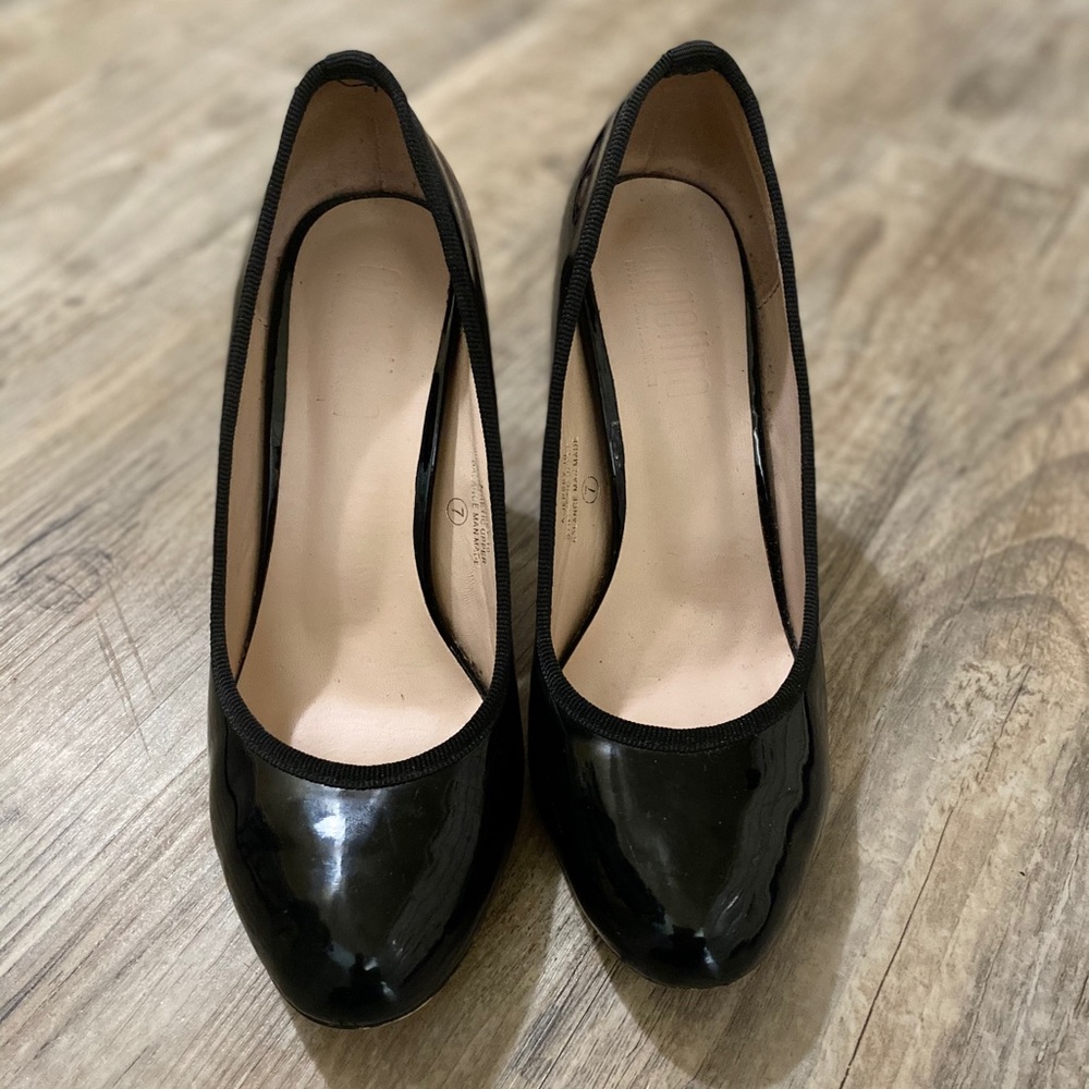 Black shiny heels